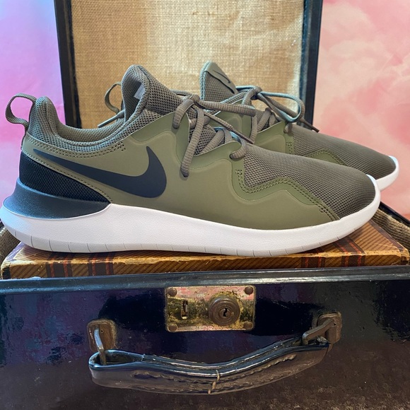 olive green mens nike shoes